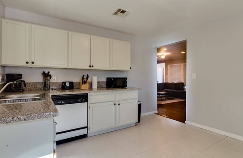 Reseda House | Reseda Large Home