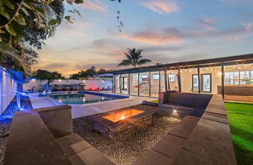 North Miami House | Resort-Style Miami Home Pool Sauna & Jaccuzi