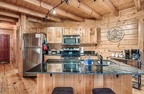 White Oak Lodge House | Resort Swimming Pool, Hot Tub, Pool Table, Arcade Table