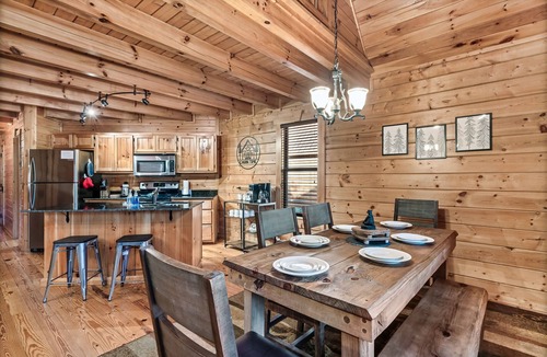 White Oak Lodge House | Resort Swimming Pool, Hot Tub, Pool Table, Arcade Table