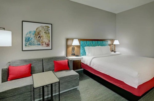 Polk Village Hotel | Rest In A Comfortable Room After Exploring Beaufort | Pet-Friendly Stay