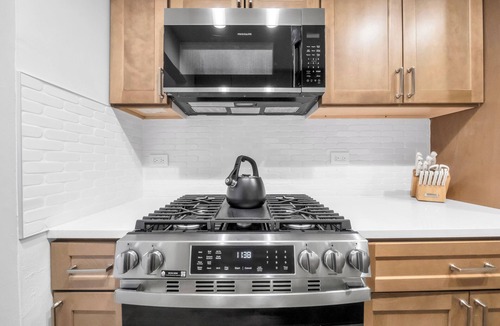 West Ridge Apartment | Retreat Near Andersonville 3BR Newly Remodeled