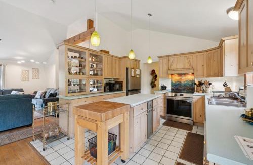 Epping House | Riverfront 2BR Home King Suite Patio & Grill