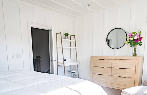 Hitch Village - Fred Wessels Homes House | Riverfront Retreats, Downtown