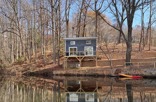 Granite Falls Cabin | Rockwall Cabin on the Pond! Cool spot, 10 minute drive to Hickory.