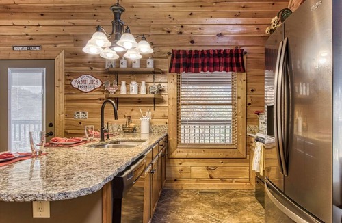 Sevierville Cabin | Rocky Top Heaven - Arcade Game, Resort Pool, $560 FREE tickets each paid day!