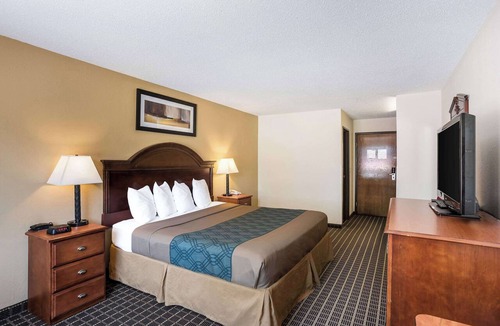 Cedar Rapids - Iowa City Hotel | Rodeway Inn Cedar Rapids Westdale