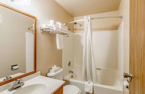 Rhinelander Hotel | Rodeway Inn