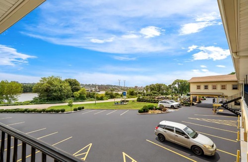 Somerset Hotel | Rodeway Inn