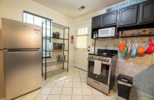 Rocky Grove Condo | Romantic 1BD Condo w/Grill! Near CREEK + Dogs OK!