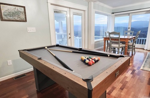 Sevierville Cabin | Romantic Getaway | Dog-Friendly | Hot Tub