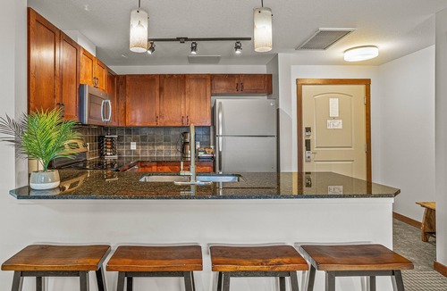 Canmore Apartment | Romantic Mountain Escape – Outdoor Hot Tubs & Private Balcony!