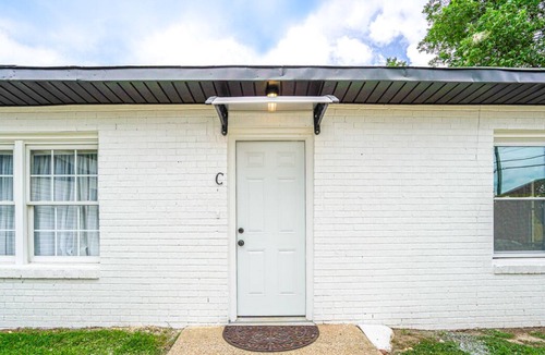 Laceys Spring Apartment | Romantic Riverbend Condo C - sleeps 4 & only 1 mile to Huntsville City