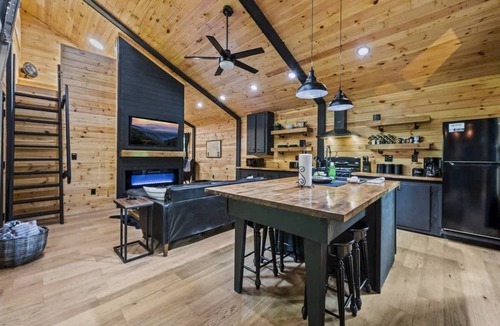Rocky Grove Cabin | Romantic Smoky Mountain Getaway Blackbear Lodge