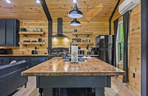 Rocky Grove Cabin | Romantic Smoky Mountain Getaway Blackbear Lodge