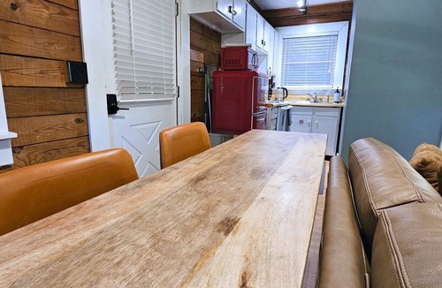 Mars Hill Cabin | Romantic Summer Couples Escape: Private Hot Tub + EV Charger + 600Mbps WiFi