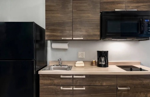 Rogers Hotel | Room w/Kitchen, Pet-Friendly – 5 Mins to Coler Mountain Bike Preserve