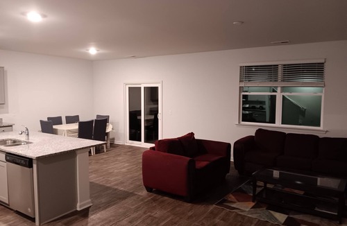 Port Wentworth House | Room with private bathroom for rent for long periods.