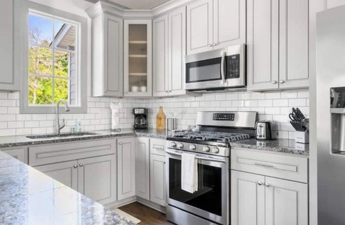 Charleston Apartment | Roomy & Walkable to some of CHS Best Music & Food!