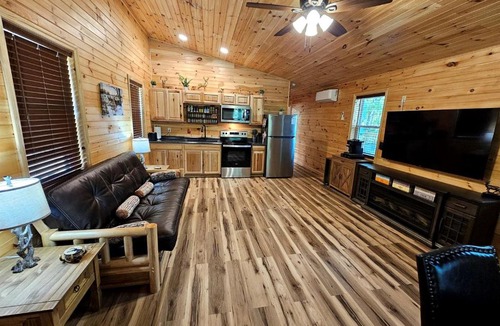 Almo House | Rustic Cabin with Private Hot Tub & Fire Table in Murray, Kentucky