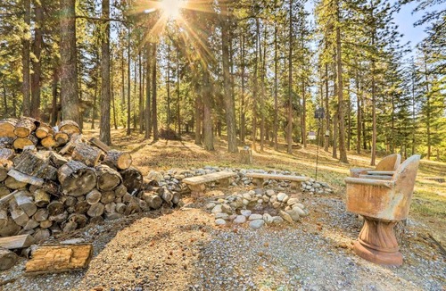 Post Falls House | Rustic Post Falls Cabin Family Friendly!