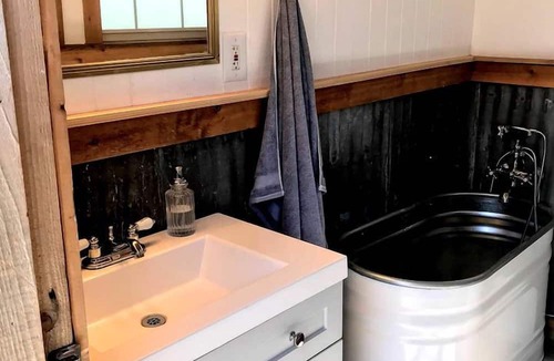 Ferris Cabin | Rustic Tiny House Rental for Weekend Getaways from Dallas