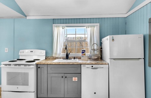 Laguna Beach House | Salty Seahorse Bungalow | Walk to Beach | King Bed |Porch| Near Thomas Donuts