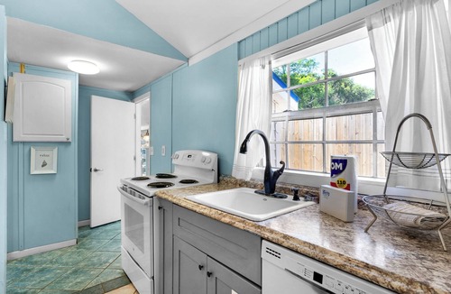 Laguna Beach House | Salty Seahorse Bungalow | Walk to Beach | King Bed |Porch| Near Thomas Donuts