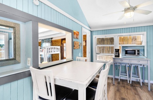 Laguna Beach House | Salty Seahorse Bungalow | Walk to Beach | King Bed |Porch| Near Thomas Donuts