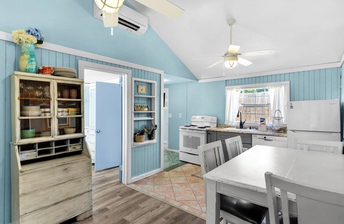 Laguna Beach House | Salty Seahorse Bungalow | Walk to Beach | King Bed |Porch| Near Thomas Donuts