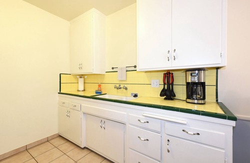 Mar Vista Apartment | Sawtelle 6- 1 bedroom apartment in lively Los Angeles neighborhood