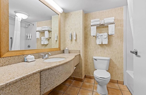 Guntersville Hotel | Scenic Stay Near Lake Guntersville + Tennis, Free Breakfast & Parking Included