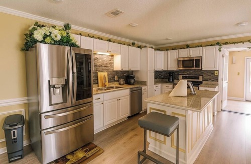Garden City House | Screened Porch Gazebo BBQ Sleeps 10