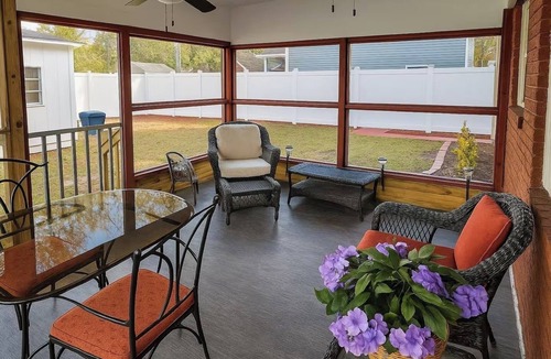 Garden City House | Screened Porch Gazebo BBQ Sleeps 10