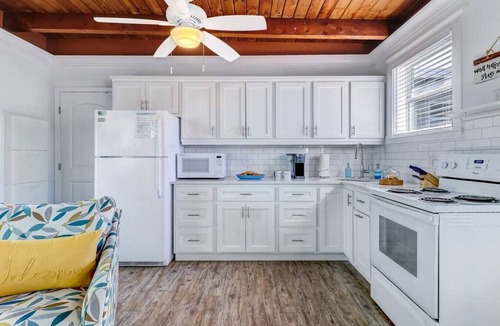 Fernandina Beach Apartment | Sea Glass Cottage #4 | Renovated | Steps to Beach | Outdoor Courtyard
