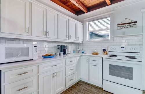 Fernandina Beach Apartment | Sea Glass Cottage #4 | Renovated | Steps to Beach | Outdoor Courtyard