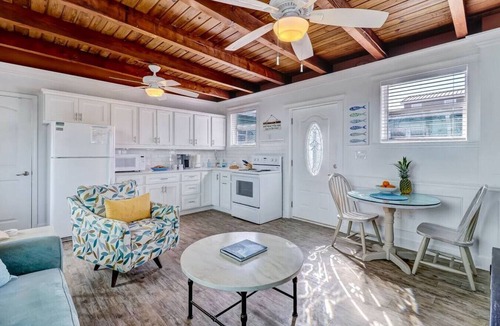 Fernandina Beach Apartment | Sea Glass Cottage #4 | Renovated | Steps to Beach | Outdoor Courtyard