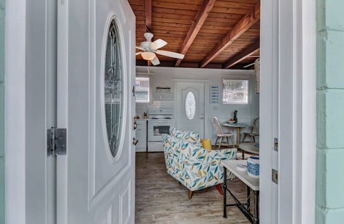 Fernandina Beach Apartment | Sea Glass Cottage #4 | Renovated | Steps to Beach | Outdoor Courtyard