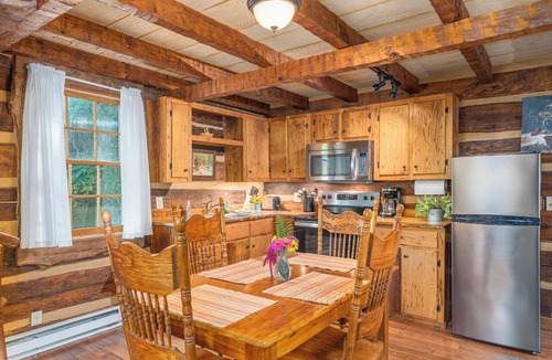 Hot Springs Cabin | Secluded Log Cabin Near Hot Springs-Pet Friendly