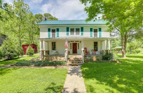 Marshall House | Secluded Marshall Farmhouse w/Hot Tub!