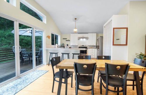 Marshall Cabin | Secluded modern cabin, short walk to town, river & brewery. <25 min to Asheville