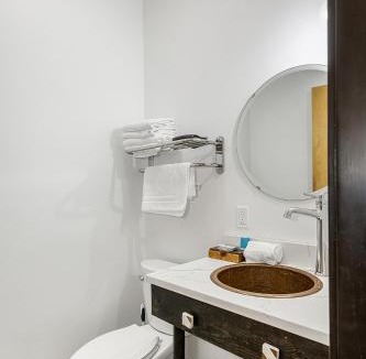 Pacific Hotel | Second floor queen room for 2 with kitchen access