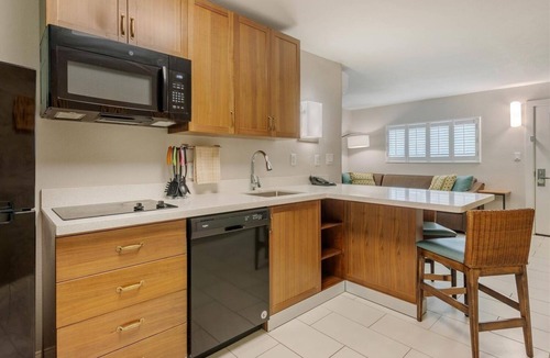 Jekyll Island Hotel | Serene Beach Escape | Free Parking | Free Breakfast | Onsite Pool | Pets Allowed