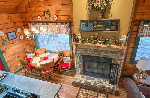 Waynesville House | Serene Cabin in the Smokies w/2 Decks & Hot Tub!