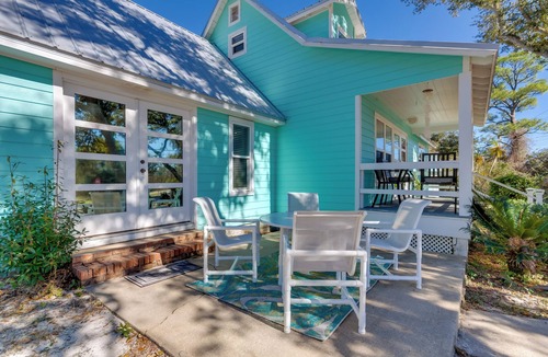 Holiday Harbor House | Serene Pensacola Vacation Rental w/Gas Grill