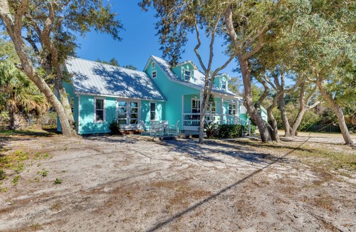 Holiday Harbor House | Serene Pensacola Vacation Rental w/Gas Grill