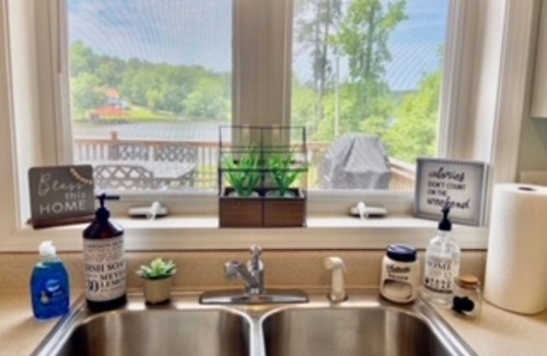 Eatonton House | Serenity on Lake Sinclair 3bd 2bth Sleeps 11, Dock, Firepit, +On-Site Boat Ramp!