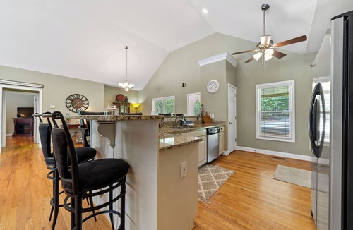 Eatonton House | Serenity Outlook - 5bedrooms, Sleeps 12, Kayaks, Games, Firepit + MORE!