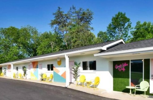 Trenton Hotel | Seriously 60s Room At The Groovy Nomad Motel Near
