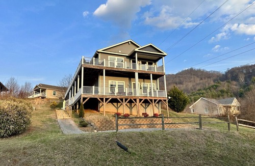Waynesville House | Seven Peaks Escape - Breathtaking 180°+ Mountain Views | 2 Hot Tubs
